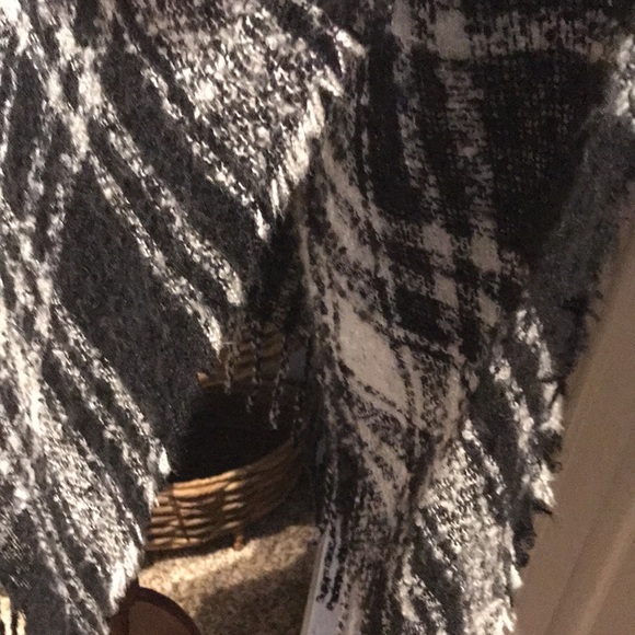 Shawl Wrap Black White Lightweights OS NEW FINAL SALE - Picture 6 of 8